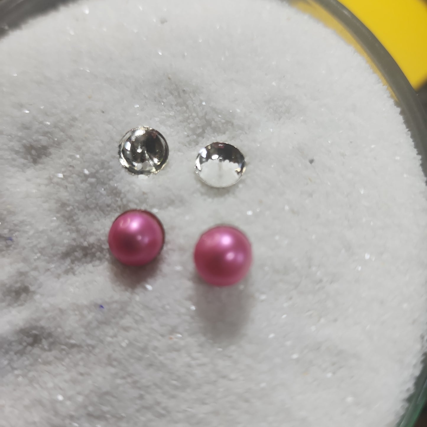 SINGLE SET OF EARRINGS
